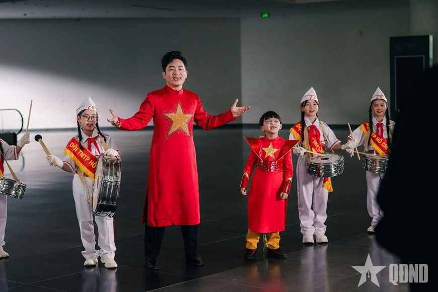 Ca sĩ Tùng Dương cùng rapper nhí Xệ Xệ lan tỏa lòng yêu nước qua MV “Có Bác trong tim”